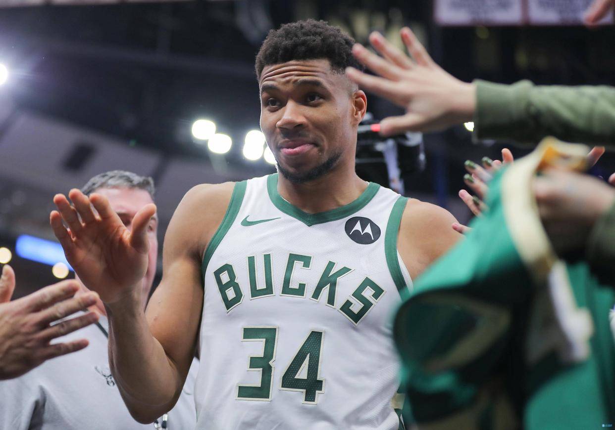 爱游戏登入-字母哥重要时刻重要助攻，湖人带队取胜！(字母哥穿湖人球衣)