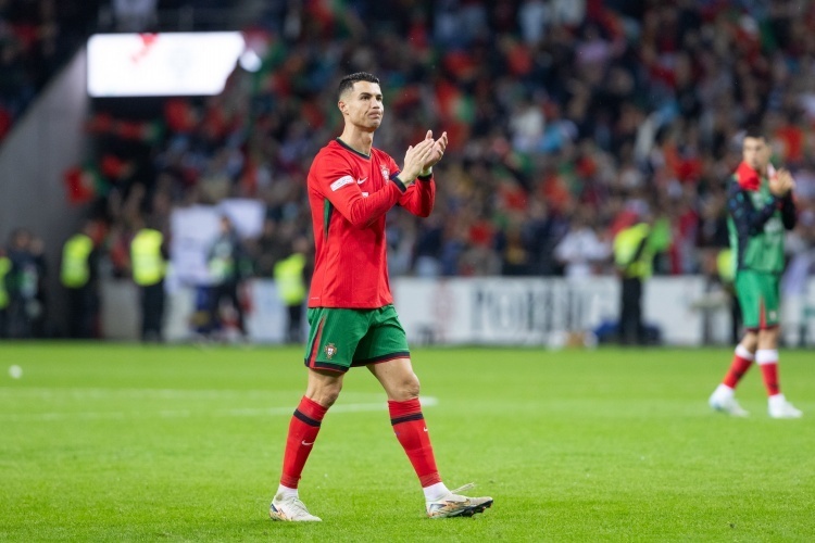 爱游戏登陆入口-C罗在澳大利亚队比赛中比赛局势复杂，比赛规则变更引发热议！上演精彩一战的简单介绍